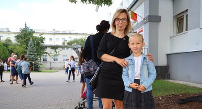Początek roku szkolnego w Łodzi. - Będzie fajnie z kolegami - mówią uczniowie szkoły na Pogonce. Nauczyciele i rodzice obok radości mają dużo trosk