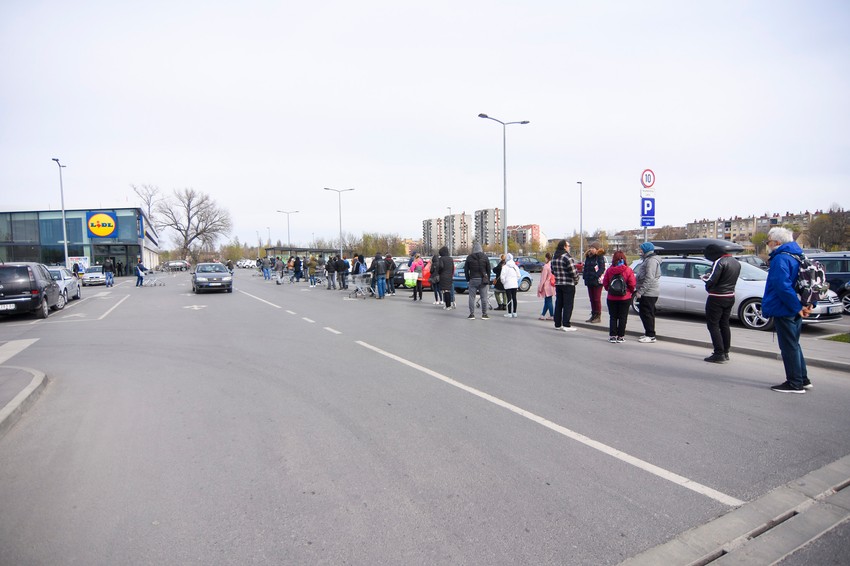 Dug red ispred prodavnica