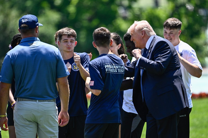 Donald Tramp sa mladim sportistima ispred Bele kuće, 5. maj 2026.