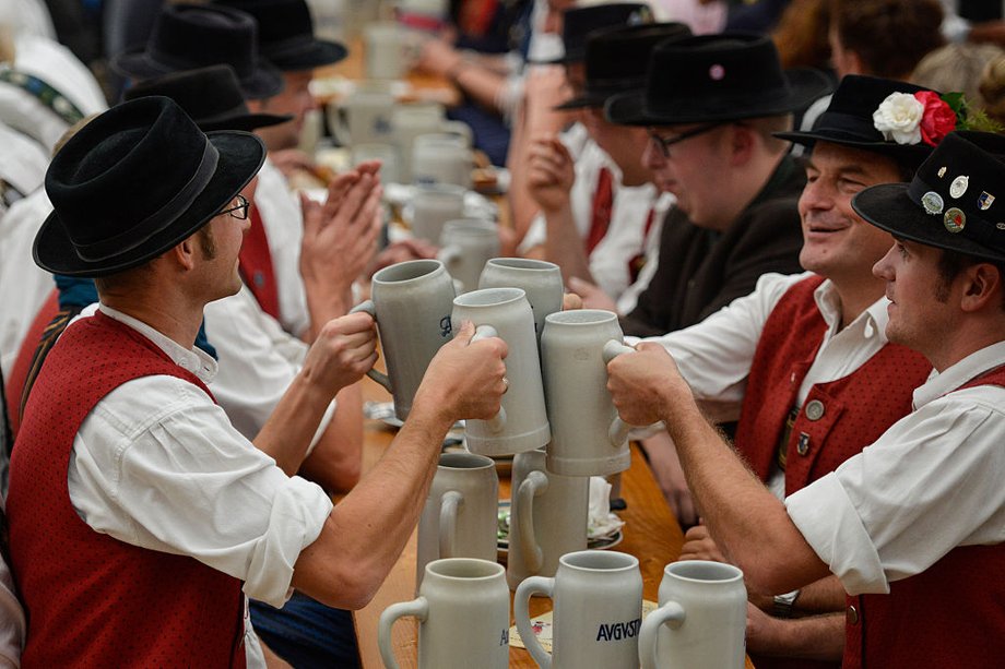 Ludzie pijący piwo podczas Oktoberfest