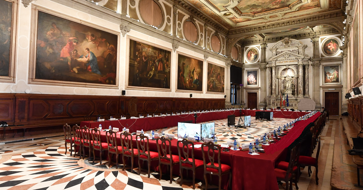 Dyskurs coraz bardziej demokratyczny, ale i zafałszowany