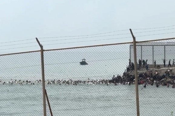 (FOTO, VIDEO) HILJADE MIGRANATA PROBILO GRANICU, STIŽE VOJSKA, EVROPSKA ZEMLJA PRED KOLAPSOM! Komšije prete izbacivanjem iz Šengena, broje se MRTVI: "Na snazi je apsolutni haos"