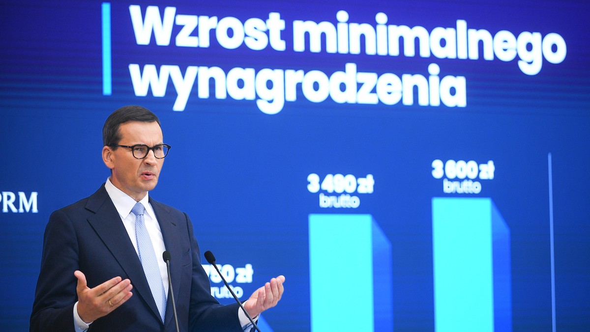 Premier Mateusz Morawiecki na konferencji prasowej dot. podwyżki płacy minimalnej. 