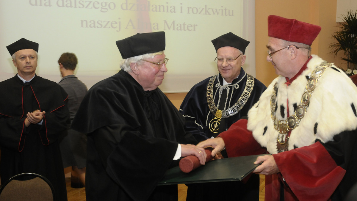 Niemiec prof. Gerhard Ertl, noblista w dziedzinie chemii, został w piątek doktorem honoris causa Uniwersytetu Technologiczno-Przyrodniczego w Bydgoszczy, który obchodzi swoje 60-lecie.