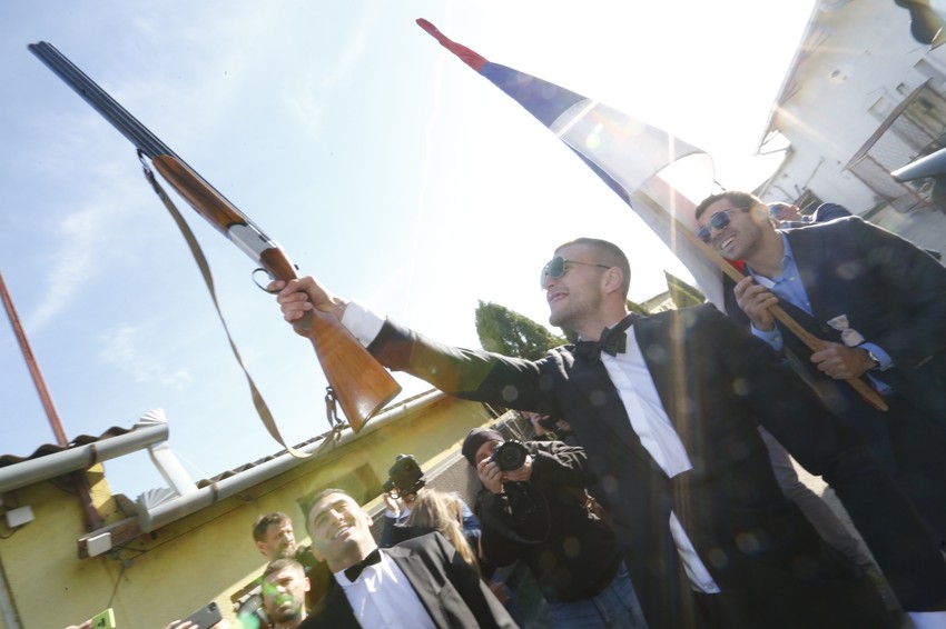 Veljko puca u jabuku