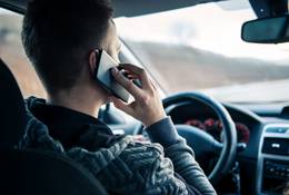 Używasz smartfona podczas jazdy? Stracisz prawo jazdy