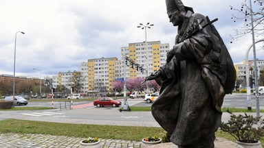 Niepokój parafii. Nocne dyżury przy pomniku Jana Pawła II