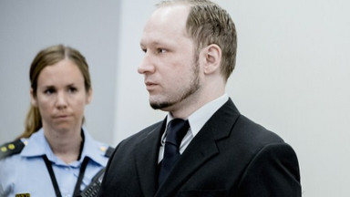 Incydent na procesie Breivika. Rzucono w niego but