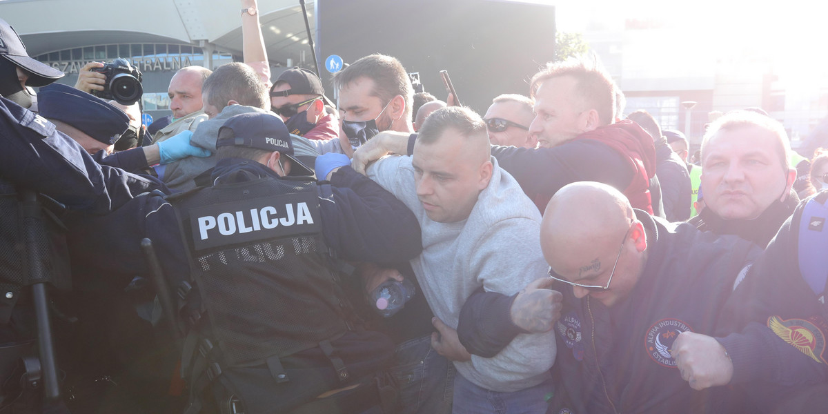 Policja tłumi protesty w Warszawie,  8 maja 2020
