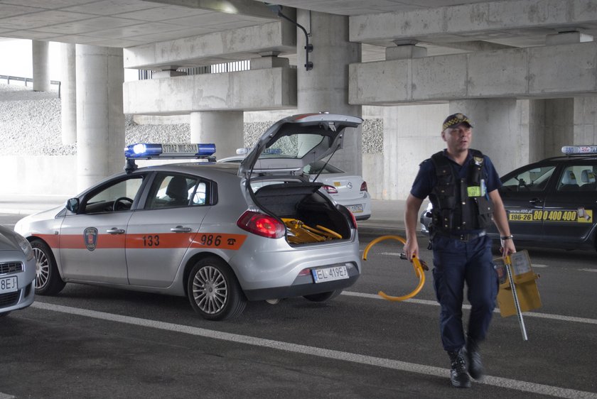 Straż miejska zablokowała auta na Fabrycznym 