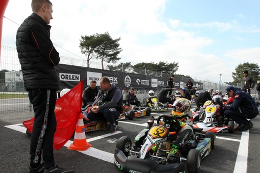 Zdjęcie wykonane 31marca 2019 w Pozaniu na torze Poznań ul. Wyścigowa , podczas zawodów Rotax Max Challenge Poland, na zdjęciu Łukasz Grabowski nr startowy 52 (P2) , na tych zawodach zajął wówczas 3 miejsce. Zdjęcie ukazuje kierowców ustawionych do ostatn