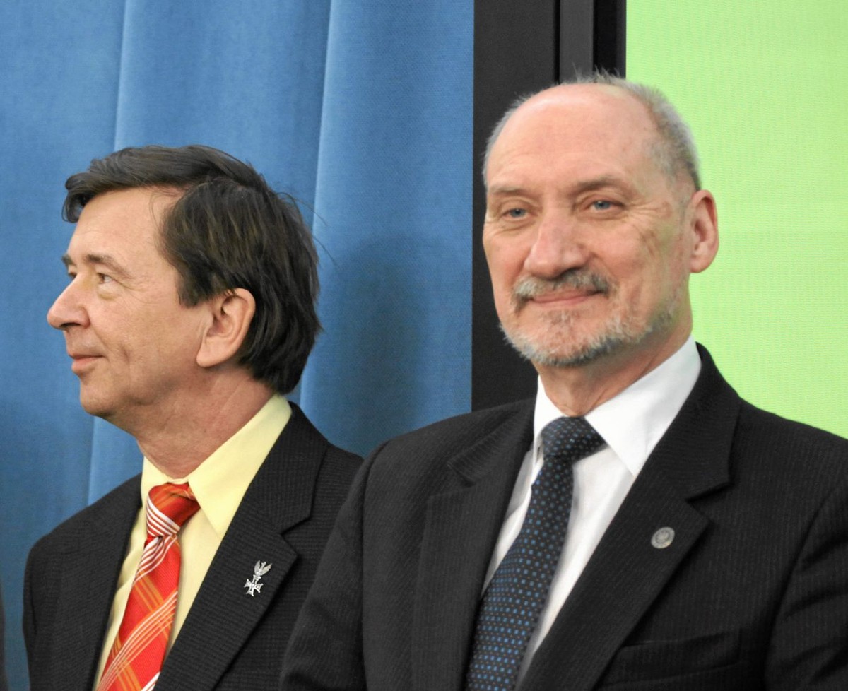 Prof. Wiesław Binienda i Antoni Macierewicz