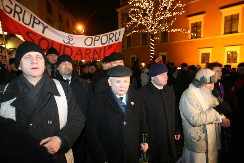 Warszawa, 10.12.2010. W kolejną miesięcznicę katastrofy smoleńskiej ze Starego Miasta pod Pałac Prezydencki przeszedł marsz obrońców krzyża z pochodniami. Na czele marszu szedł Jarosław Kaczyński. Fot. Piotr Molecki/ Newspix.pl