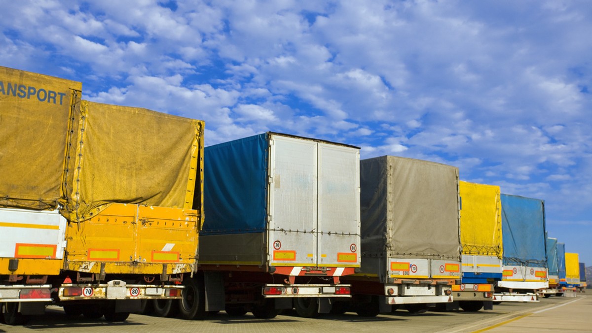 Dziś w całej Polsce będą protestowali kierowcy tirów. A ściślej - właściciele firm transportowych. W Małopolsce protest odbędzie się w Niepołomicach, na terenie strefy ekonomicznej. Kilkadziesiąt tirów, od 10 do 16 będzie krążyło po strefie, blokując ruch.