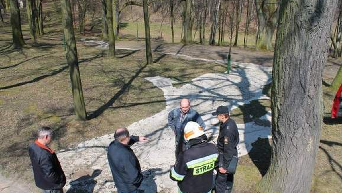 "Nowa Trybuna Opolska": Nietypowy problem pojawił się na annogórskiej kalwarii. Na wysokości Muzeum Czynu Powstańczego franciszkanie zauważyli, że dróżki prowadzące do kaplic pokryte są śmierdzącą substancją szarego koloru.