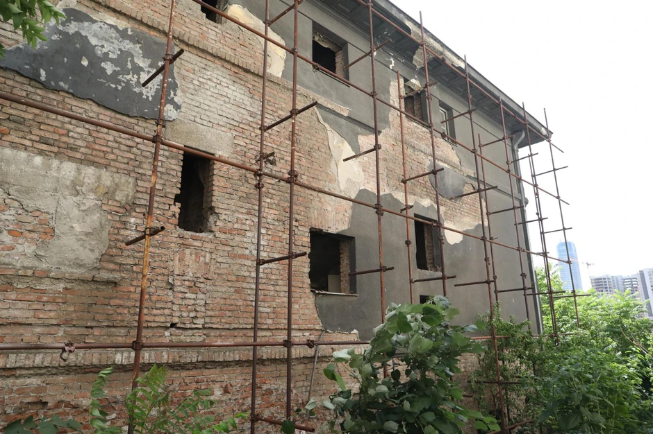 Bilo je nekoliko inicijativa da se nešto uradi povodom napuštenog objekta, međutim svaku priču o rušenju ili renoviranju koči država Gvineja.