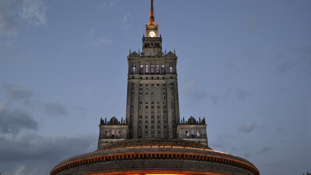 Zatłoczona i głośna Warszawa w upalne dni może być męcząca dla turystów. Jest jednak sposób, by na nowo zakochać się w stolicy. Wystarczy wejść na jeden z punktów widokowych i z wysoka zobaczyć piękno miasta.