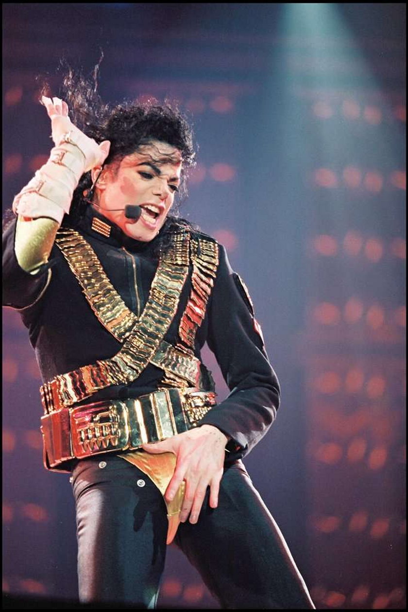 Michael Jackson unosi się w powietrzu. Zdjęcie