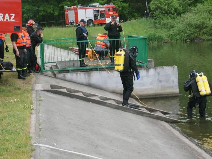 Koledzy uratowali 19-latka, który wjechał autem do zalewu