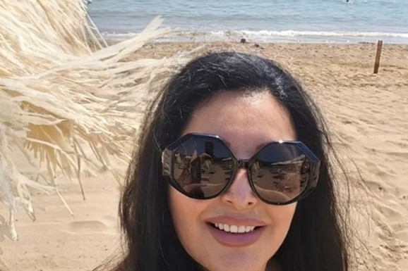 U PROVIDNOM NA BAZENU, PA POKAZUJE GOLE NOGE NA PLAŽI Dragana Mirković se skroz opustila u Španiji: Puca od samopouzdanja (FOTO)