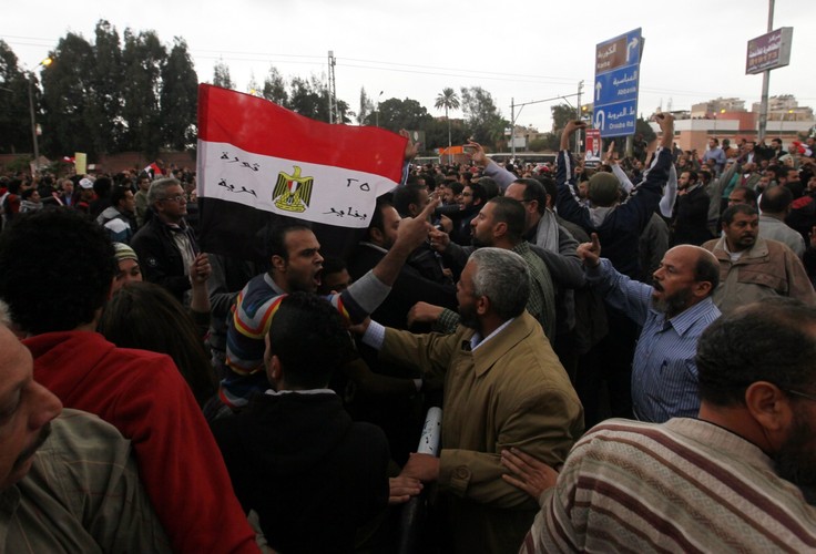 Zamieszki na ulicach Kairu. Naprzeciwko siebie zwolennicy i przeciwnicy prezydenta