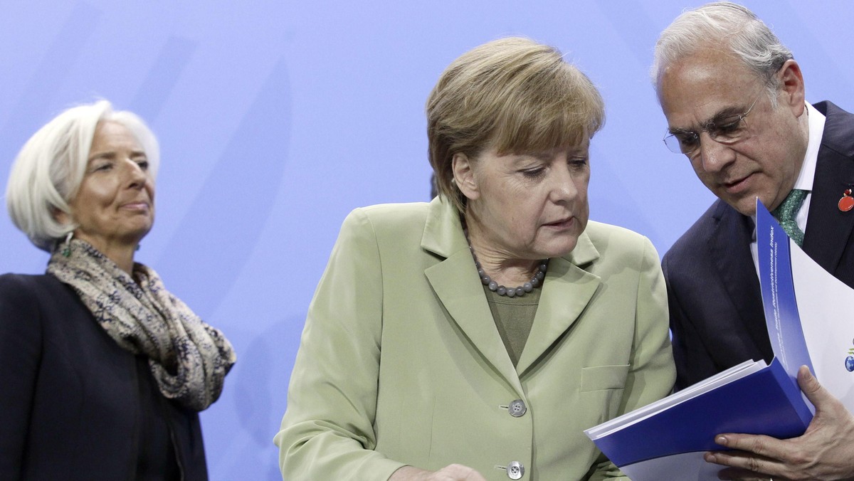 Niemiecka kanclerz Angela Merkel zwróciła się do Francji z pytaniem, czy byłaby skłonna wysunąć kandydaturę szefowej MFW Christine Lagarde na stanowisko przewodniczącego KE - twierdzi Reuters. Doniesienia agencji dementuje rzecznik niemieckiego rządu.