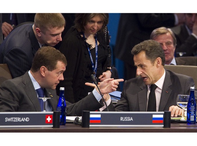 Prezydent Francji Nicolas Sarkozy rozmawia z prezydentem Rosji Dmitrijem Miedwiediewem podczas sesji plenarnej na szczycie w Waszyngtonie, dotyczącym bezpieczeństwa nuklearnego