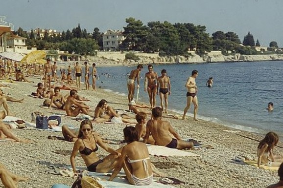 Snimak sa letovanja iz doba Jugoslavije HIT na mrežama! Ljudi sa nevericom gledaju prizore sa plaže: "Vidite li čega nema?" (VIDEO)