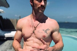 On je NOVI DŽEJMS BOND?! Naučnici tvrde da ima NAJSAVRŠENIJE LICE na svetu, a telo mu je BOŽJI RAD: Oženjen je 23 godine starijom ženom, a poćerka je mlađa MANJE OD DECENIJE