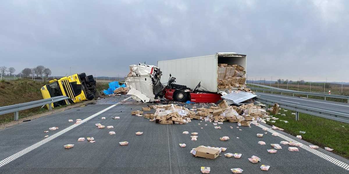 Zderzenie dwóch ciężarówek na S61.