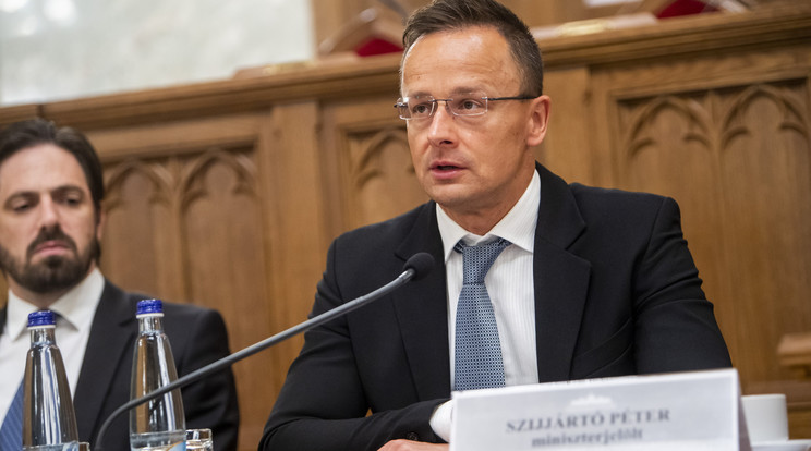 A miniszter szerint a beruházással Magyarország az önállóság útjára lép / Fotó: MTI/Balogh Zoltán