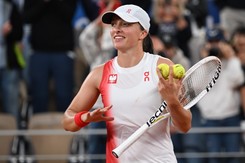 Paryż 2024. W 2. rundzie rywalce Igi Świątek będą pomagać ściany