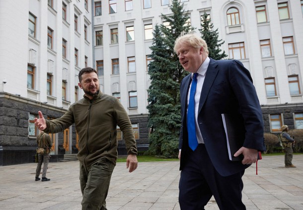 Wołodymyr Zełenski i Boris Johnson