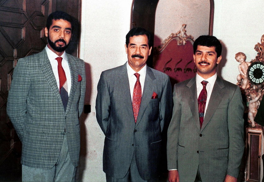 Saddam Husain i synowie: po lewej Udaj, po prawej Kusaj, 1992 r.
