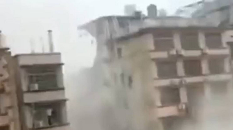Összeomlott egy hatemeletes lakóépület a közép-kínai Csangsa városában péntek délután/ Fotó: Twitter