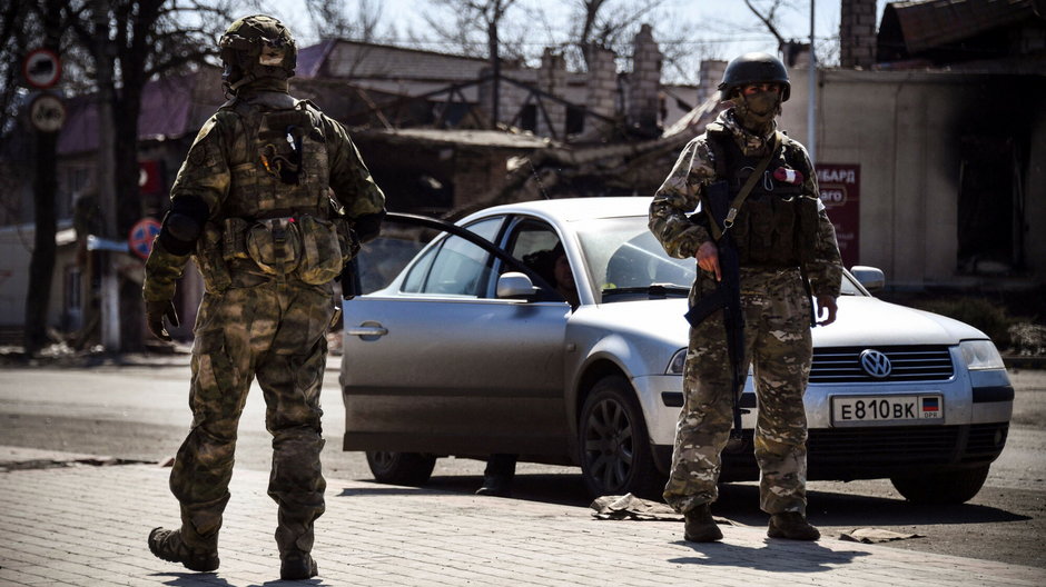 Rosyjscy żołnierze patrolują ulice Wołnowachy