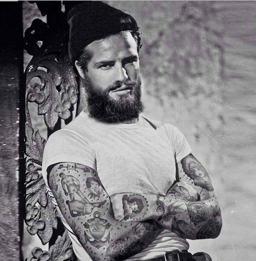 Kao drugi kandidati za očeve navode se glumci i Džeksonovi prijatelji Uri Geler (68), Kori Feldmen (44), pa čak i Makoli Kalkin (35), koji je tad imao 16 godina. Ako je Brando zaista donor, znači da je spermu donirao sa 72 godine.