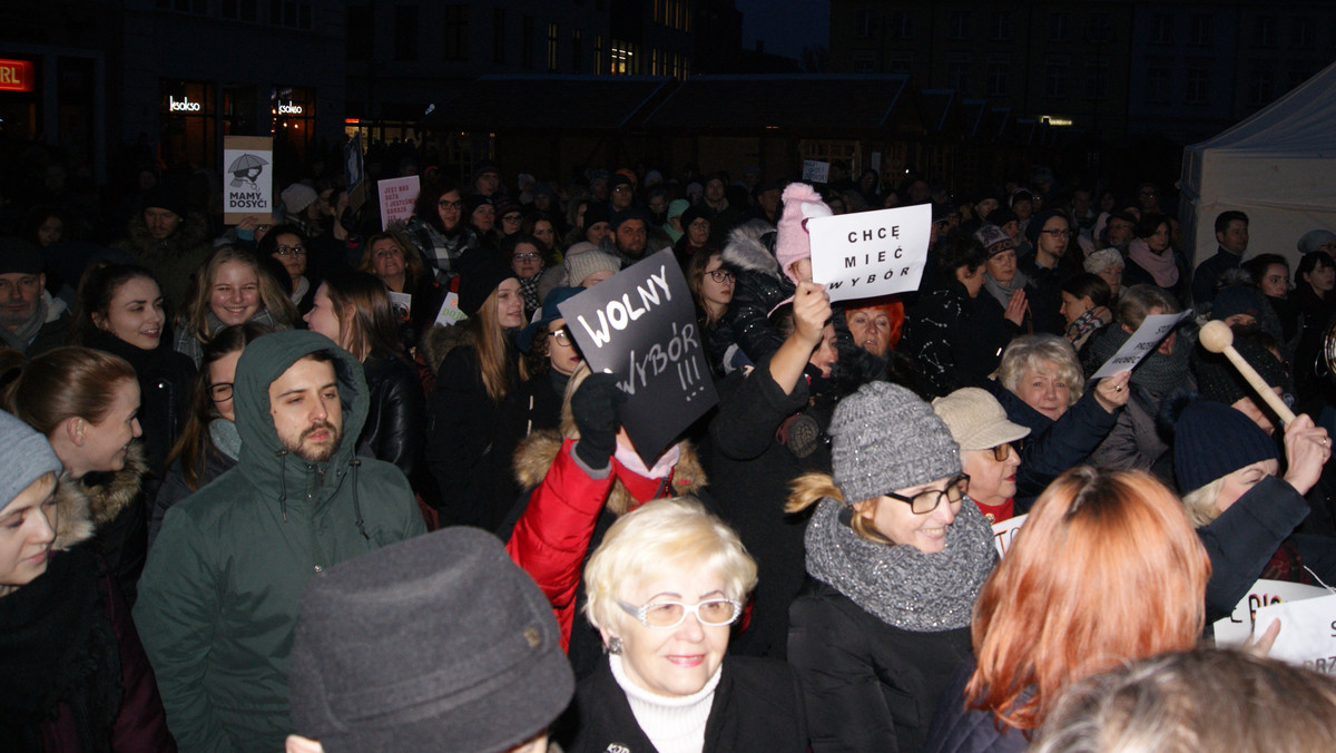 Podczas dzisiejszej bydgoskiej manifestacji przeciwko zaostrzaniu prawa aborcyjnego, której nadano nazwę "czarny piątek", najwięcej nieprzychylnych haseł wykrzykiwano pod adresem duchownych. To efekt tego, że coraz śmielej zachęcają oni do ograniczania możliwości usuwania ciąży.