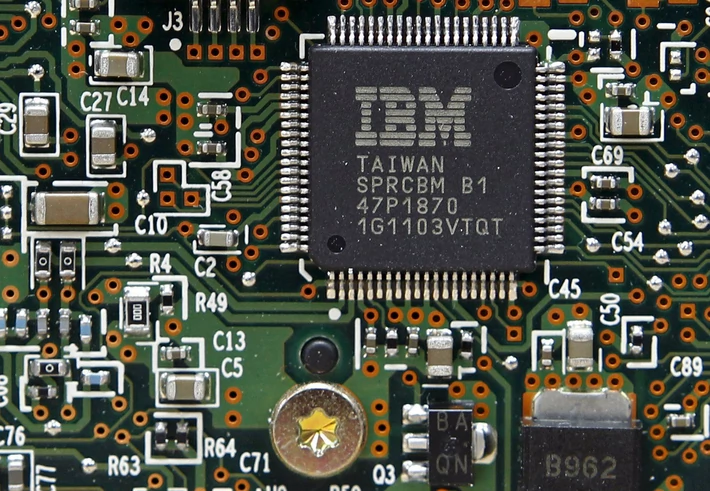 IBM (-11 proc.), 46 mld dol.