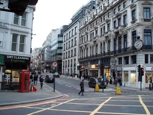 Bez maseczek w zamkniętych pomieszczeniach latem? Anglia ma plan na wychodzenie z pandemii