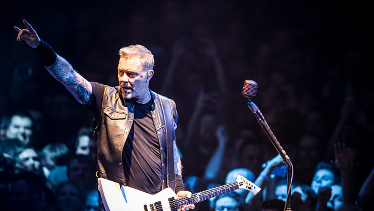 Metallica oczarowała polskich fanów podczas wczorajszego koncertu w Tauron Arenie Kraków: legendarna już formacja wykonała "Wehikuł czasu". Tłum błyskawicznie dołączył do muzyków i chóralnie odśpiewał hit Dżemu. Sami zobaczcie polską klasykę w wersji dinozaurów heavymetalu.