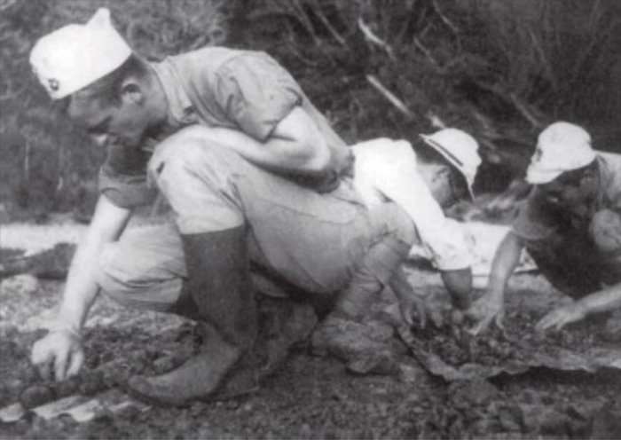 Amerykańscy żołnierze, poszukujący szczątków zabitych na Chichi Jimie. Rok 1946 (domena publiczna)