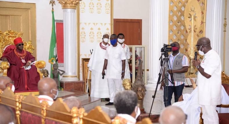 Oba of Benin, His Royal Majesty (HRM), Omo N' Oba N' Edo Uku Akpolokpolo address Governor Obaseki at the palace (Obaseki Instagram)