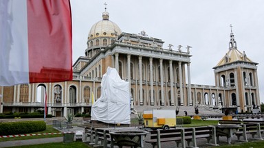 Pomnik ks. Makulskiego w Licheniu zasłonięty