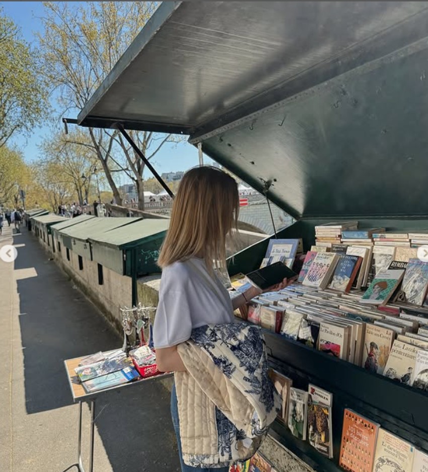 Ema Cepter jede u travi i kupuje na ulici