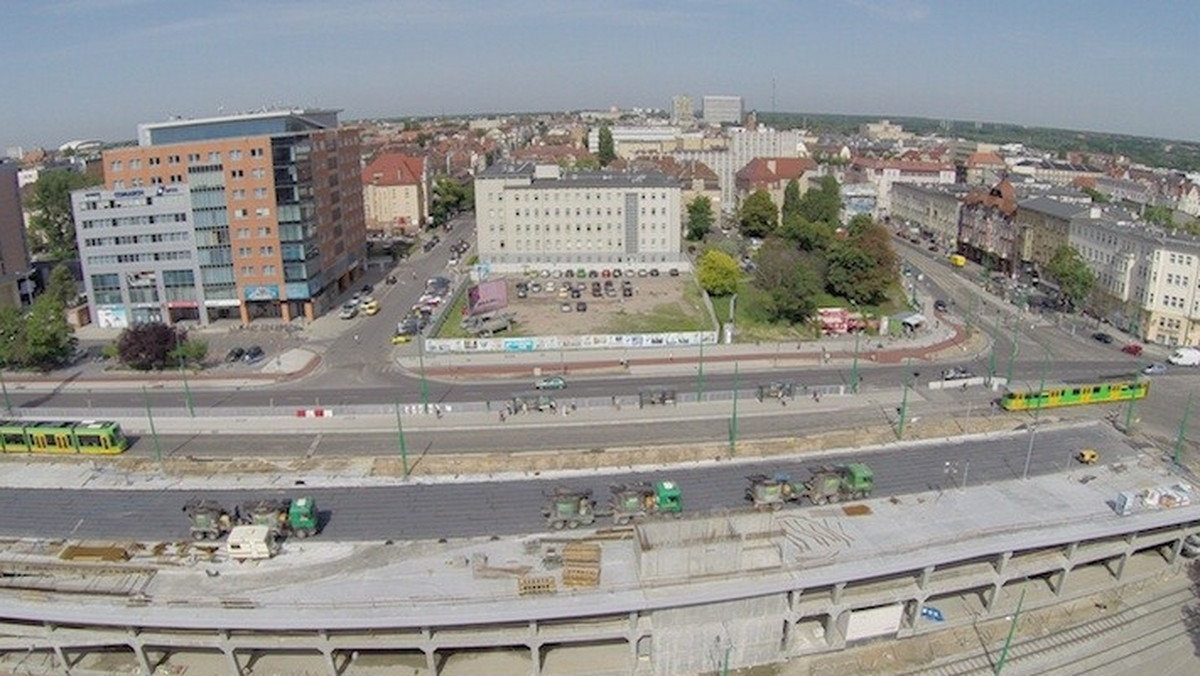 Postępy przy przebudowie ronda Kaponiera oraz ulicy Roosevelta można podziwiać gołym okiem, jednak nie wszystkie - wiele dzieje się też pod ziemią. Oto raport Zarządu Dróg Miejskich z tej bodajże najważniejszej w naszym mieście obecnie prowadzonej inwestycji.