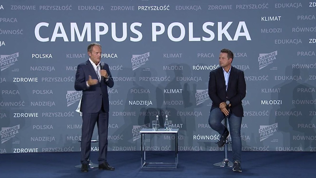 - Wybory powszechne mogą zostać zniekształcone, tak jak było zniekształcone to głosowanie - powiedział Donald Tusk podczas swojego wystąpienia na "Campusie Polska Przyszłości" Rafała Trzaskowskiego. Były premier zaapelował do zwolenników opozycji, aby stworzyć wielki ruchu sprawdzający legalność kolejnych wyborów. Jego zdaniem w przeciwnym wypadku mogą one zostać sfałszowane.