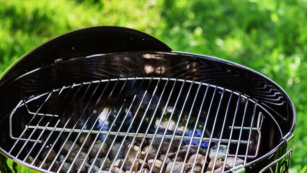 Trik za čišćenje roštilja: Sve što vam treba je crni luk