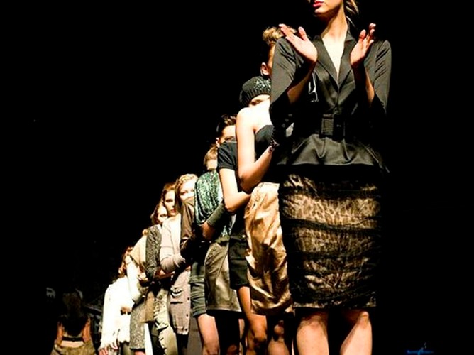 Elisabetta Franchi Celyn b. w kolekcji jesień-zima na Manufaktura Fashion Week