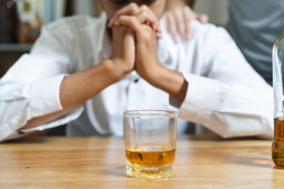 1900 zł miesięcznie dla uzależnionych od alkoholu? Zobacz, komu ZUS wypłaca pieniądze